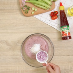 Cho 200gr cá thác lác vào tô, nêm vào 1/2 muỗng cà phê muối, 1 muỗng cà phê đường, 1/2 muỗng canh hạt nêm, 1 muỗng cà phê tiêu xay, 1 muỗng cà phê hành tím băm vào và dùng muỗng quết đều hỗn hợp đến khi cảm thấy nặng tay là được.