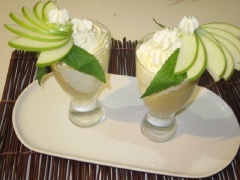 Để li nghiêng 45 độ, cho mousse xoài vào. Để mousse đông lại. Sau đó cho kem tươi 1 bên. Trang trí vài lát táo và lá mint cho đẹp.