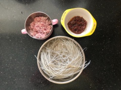 Ngâm miến vào nước cho mềm rồi vớt ra để ráo nước. Nhặt sạch hành lá, rửa sạch, thái nhỏ. Gạo sạch vỏ gừng, băm nhỏ. Bóc sạch vỏ tỏi, băm nhỏ.