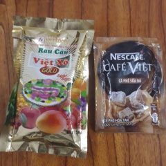 Hòa tan bột rau câu, bột cà phê, đường và nước. Nấu cho đến khi hỗn hợp sôi, vặn lửa nhỏ, vớt bọt rồi tắt bếp. Để nguội rồi cho ra khuôn. Ở đây mình dùng khuôn có hình sẵn cho tiện và đẹp mắt.