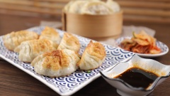 Thành phẩm: Mandu hấp có phần vỏ mỏng dẻo, hơi trong, dùng nóng ngay khi vừa hấp xong sẽ ngon hơn. Mandu chiên vàng đều bên ngoài, vỏ bánh có độ giòn những vẫn dẻo quyện với phần nhân bên trong. Món ăn này có thể thay cho những ngày ngán cơm hoặc dùng để ăn vặt cũng rất ngon miệng.