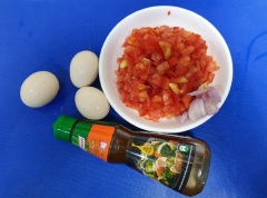 Chuẩn bị: cà chua cắt hạt lựu nhỏ, trứng gà đánh tan thêm vào xốt nêm thịt heo Knorr.