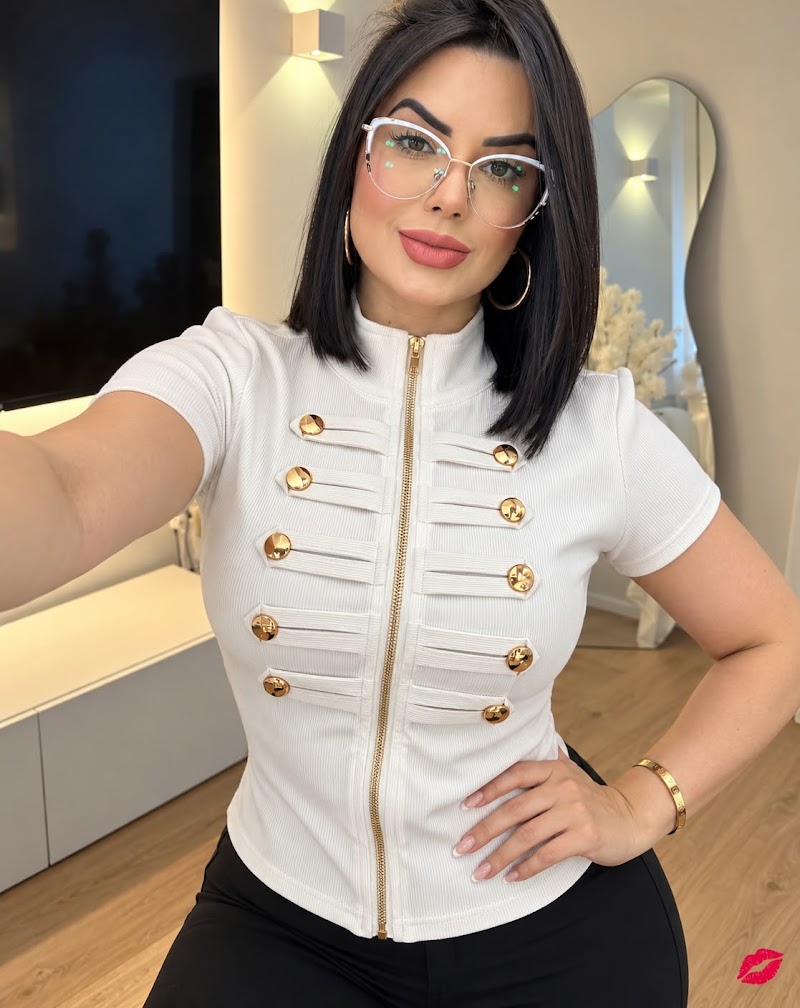 Blusa de manga corta con cierre y botones dorados · foto 4