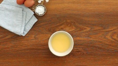 Đánh tan 1 quả trứng gà trong tô chứ không đánh bông, rồi cho 160ml nước lọc vào khuấy đều.