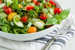 Một công thức salad đơn giản với sự kết hợp của nhiều loại rau củ khác nhau tạo nên hương vị tươi mát, giòn sựt và cực kì ngon luôn đấy. Chị em nhanh chóng lưu lại ngay công thức làm salad rau củ kiểu Ý này nhé.