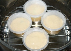 Cho bánh vào nồi, hấp cách thủy khoảng 20 phút.