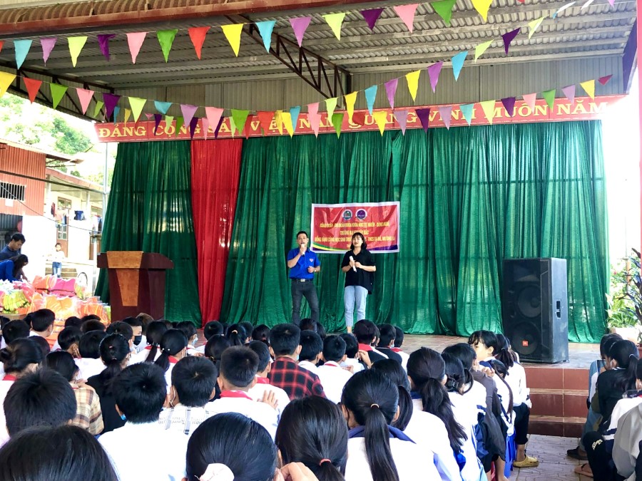 Công đoàn - Chi đoàn Giáo viên Cán bộ Khoa Khoa học Tự nhiên - Công nghệ trao tặng áo phao cứu sinh cho học sinh Trường TH, THCS Tạ Bú