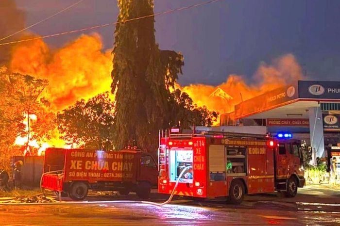 Lửa bao trùm nhà xưởng gần cây xăng ở Tân Hiệp, người dân hoảng hốt - Chuyên trang Góc nhìn pháp lý - Tạp chí Người đưa tin