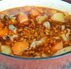 Trong lúc nấu gà thì khoai tây, cà rốt gọt vỏ, cắt miếng vừa ăn. Thả cả hai vào nồi thịt gà đang nấu và ninh tiếp cho tất cả chín mềm, thấm vị. Miến Hàn Quốc cắt khúc vừa ăn chừng 4cm và cho vào nồi nước dùng đang sôi rồi nấu đến khi miến chín mềm, trong suốt, vẫn giữ được vị dai mềm là được. Tắt bếp, múc miếng ra tô cùng thịt, củ quả và thưởng thức nóng.