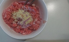 Thịt rửa sạch, băm nhuyễn hoặc cắt hạt lựu, ướp 1 muỗng cà phê hạt nêm và tỏi băm nhuyễn.
