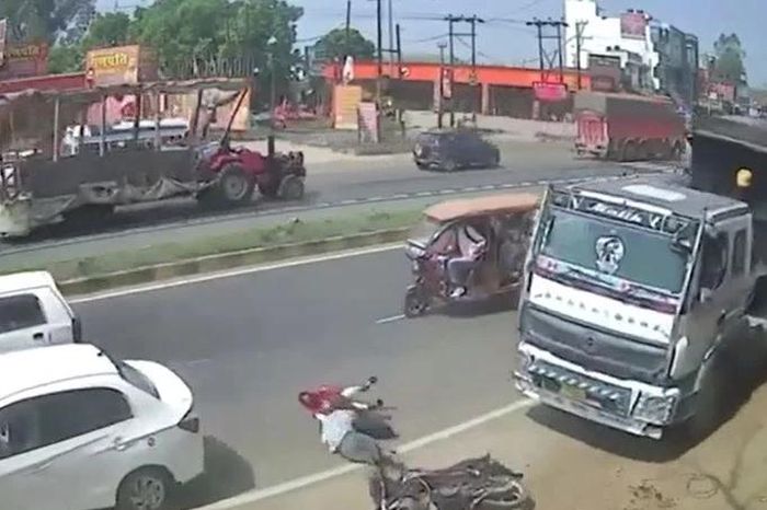 Xe tải chở cát mất kiểm soát, đè bẹp xe máy, 2 anh em thoát chết khó tin - Tạp chí Doanh Nghiệp Việt Nam