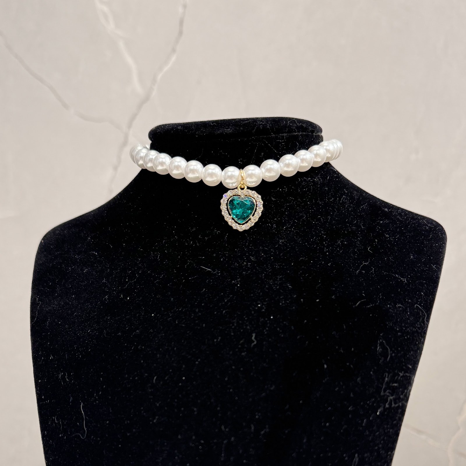 Katzenhalsband mit Perlen und Herzanhänger