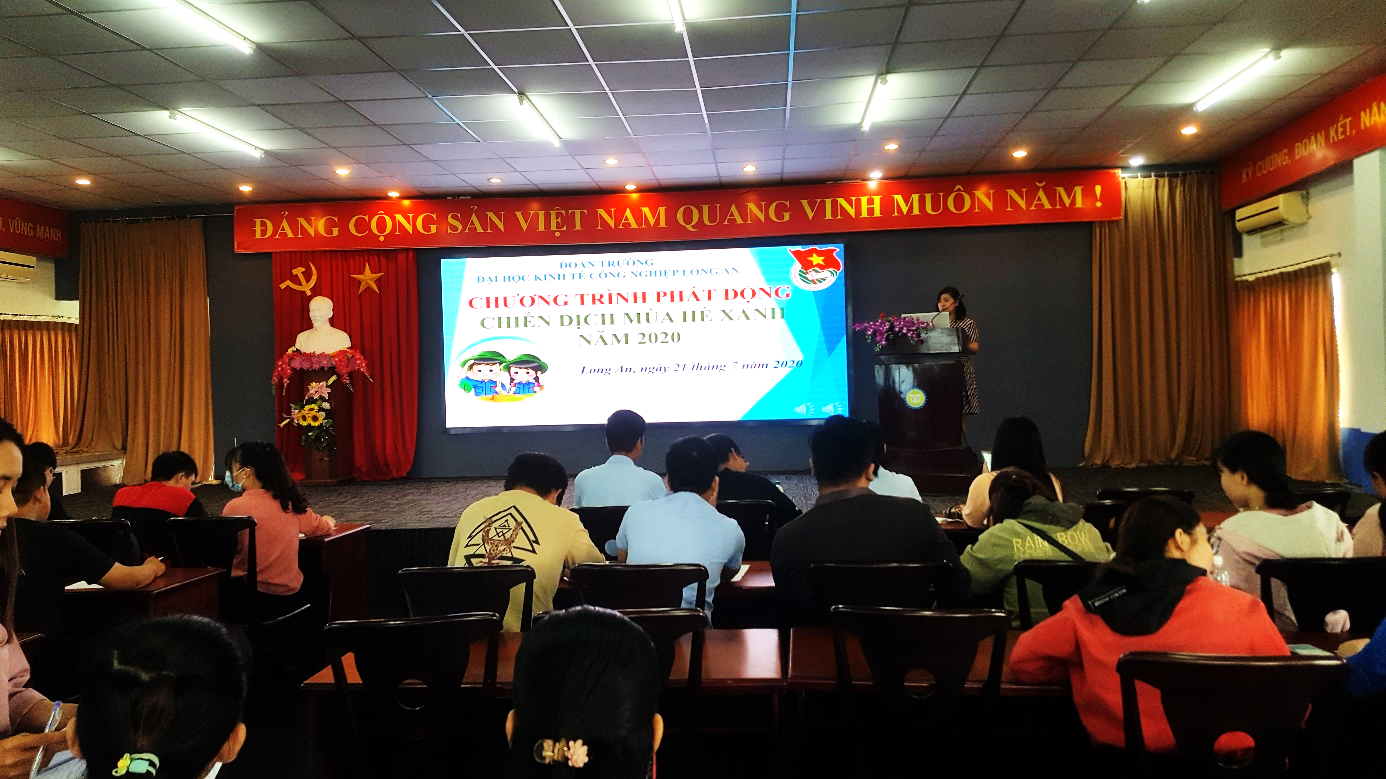 Đồng chí Nguyễn Thị Bảo Châu – Bí Thư Đoàn trường DLA - Chỉ huy trưởng của chiến dịch phát biểu chia sẻ cùng các bạn sinh viên tại buổi tập huấn