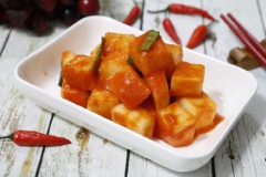 Cho gừng, tỏi, táo vào máy xay cùng với bột ớt, đường, nước mắm, bột nếp đã nguội rồi đậy nắp xay nhuyễn hỗn hợp. Cho củ cải, hành lá vào tô to sau đó đổ nguyên liệu vừa xay nhuyễn vào cùng và trộn thật đều. Đổ vào hộp thủy tinh và đậy nắp ngâm 2 ngày ở nhiệt độ thường là có thể ăn được. Củ cải muối sau khi đã có độ chua vừa ý thì đem cất trong tủ lạnh ăn dần.