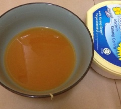 Tạo nước sốt: Cho nước tương, đường, hạt nêm vào 1 chén nước, pha thêm 1 ít bột bắp tạo thành hỗn hộp (độ mặn ngọt có thể nêm theo khẩu vị của bạn, nhưng món này có 1 chút ngọt sẽ ngon hơn nhiều).