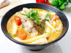Canh măng chua nấu cá rô phi với vị chua chua của măng, cà chua, béo bùi của cá cùng hài hòa của gia vị. Thích hợp làm món ăn bỗ dưỡng, ấm lòng cho những ngày lạnh.