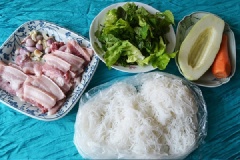Thịt ba chỉ rửa sạch, thái miếng vừa ăn. Sau đó ướp với hành khô, tỏi đập dập cùng với một thìa nước mắm, một chút đường, tiêu đập dập và ớt tươi nếu muốn trong vòng ít nhất nửa tiếng. Bạn có thể dùng than hoa để nướng thịt. Nếu dùng lò nướng, bạn nên trải đều thịt, sau đó ở nhiệt độ 200°C nướng thịt trong vòng 20-30 phút.