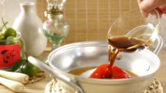Nước mắm ngâm chân gà sả tắc: Cho 300gr đường vào âu nhỏ, tiếp theo cho 10gr muối, 100gr tương ớt, 70ml nước cốt tắc và 100ml nước mắm. Dùng muỗng khuấy đều hỗn hợp đến khi đường tan hoàn toàn.