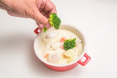 Cho thịt hầm ra dĩa và trang trí bằng bông cải. * Put the stew in the dish and garnish the broccolies.