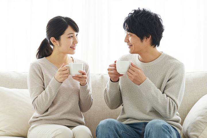 リビングで穏やかに話す夫婦