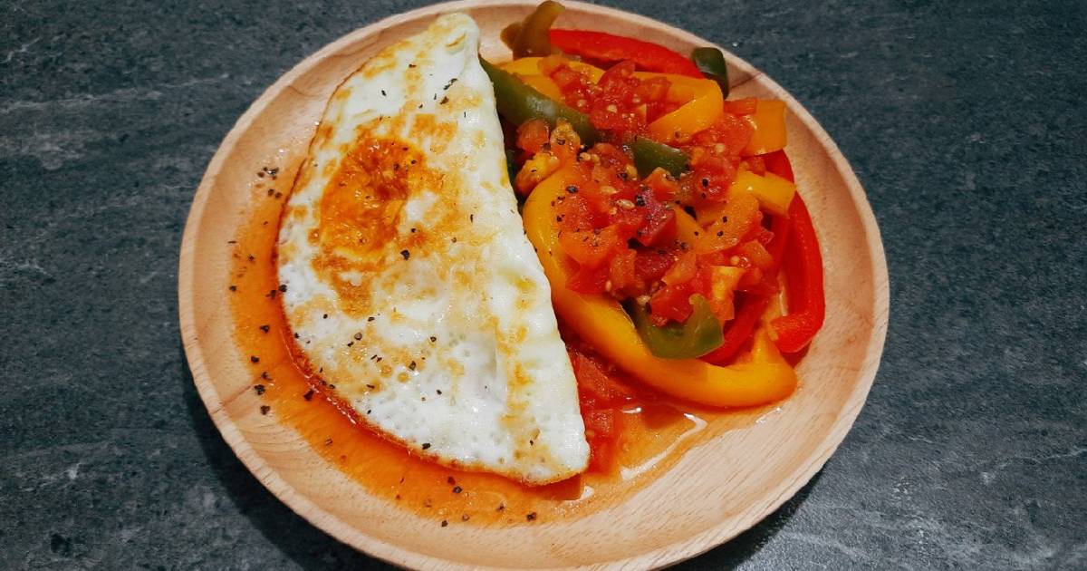 Trứng gà ốp la sốt ớt chuông