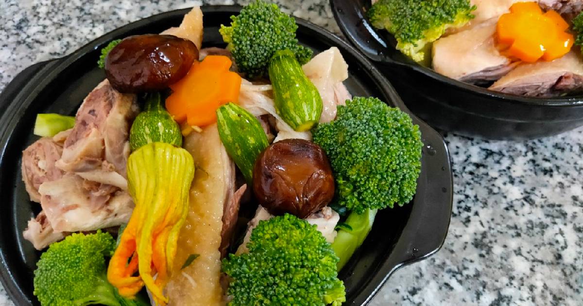 Gà hấp bí nụ, nấm, rau củ