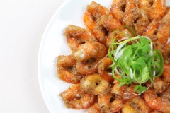 Khi ăn tép rim nước cốt dừa, người ăn nên từ tốn chậm rãi và nhai kỹ mới cảm nhận hết vị béo bùi và tinh tế của nó. Ban đầu bạn sẽ cảm nhận được mùi thơm béo của nước cốt dừa, rồi đến lớp vỏ giòn cùng với hương vị đậm đà lôi cuốn, và cuối cùng sẽ là vị ngọt đọng lại nơi cuống lưỡi, tất cả sẽ khiến bạn cứ phải ăn hoài ăn mãi không thể ngừng. Bữa cơm gia đình sẽ thêm đậm đà và ngon miệng với món Tép rim nước cốt dừa dân dã thôn quê này đấy.