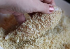 Đổ bột mì ra đĩa, lăn đều thịt gà qua bột mì. Đập trứng gà ra chén, khuấy đều. Sau khi lăn thịt gà qua bột mì, tiếp tục nhúng thịt gà vào trứng gà và lăn qua hỗn hợp bột chiên xù đã trộn ở trên. Thế là nguyên liệu là gà chiên xù đã sơ chế hoàn tất. Làm tương tự cho hết thịt gà.