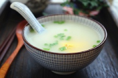 Lược qua rây thu lấy nước canh cho ra tô, cá chỉ càng gỡ lấy thịt, bỏ xương. Rắc thêm ít hành lá cho đẹp mắt là có thể dùng nhé! Canh cá chỉ vàng nấu trứng nóng hổi, thơm ngon và cực bổ dưỡng luôn nhé! Chính vì được gỡ sạch xương nên món canh rất an toàn cho các bé.