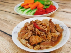 Món cá cơm kho tiêu ngon nhất là ăn với cơm nóng. Và chỉ cần một đĩa rau luộc nữa thôi là nhà bạn cũng có một bữa ăn ngon lành rồi.