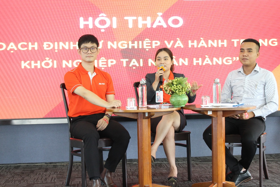 Chị Võ Thị Cẩm Nhung – Giám đốc chi nhánh MSB Long An chia sẻ: “Chị từng là sinh viên của trường và để có được thành quả như hôm nay là cả một quá trình phấn đấu không ngừng nghỉ. Với các bạn trẻ, cơ hội việc làm rất nhiều và nó chỉ phụ thuộc vào khả năng bạn có nắm bắt nó hay không, và đặc biệt việc học ở đâu không quan trọng, quan trọng do bản thân tự học, tự nỗ lực mỗi ngày”