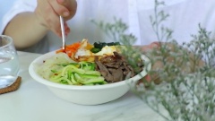 Múc cơm ra tô sau đó trình bày các nguyên liệu đã xào chín và xung quanh tô. Cuối cùng thêm tương ớt HQ, dầu mè và hạt mè rang trộn đều và thưởng thức