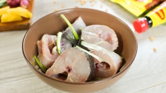 Ướp cá lóc với 5gr hành tím băm, 15gr đầu hành trắng cắt đôi, 1 muỗng canh hạt nêm và 1 ít tiêu xay khoảng 15 phút cho cá thấm gia vị.