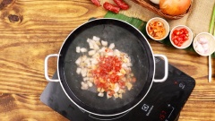 Cho củ cải bào, tôm khô cùng 300ml nước vào nồi nấu sôi, lượt phần bột đã pha qua ray vào nồi, cho phần thịt và lạp xưởng vào, dùng đũa hoặc vá khấy đều bột trong nồi cho đến khi bột đặc dẻo lại nặng tay, tắt bếp đem bột ra để nguội.
