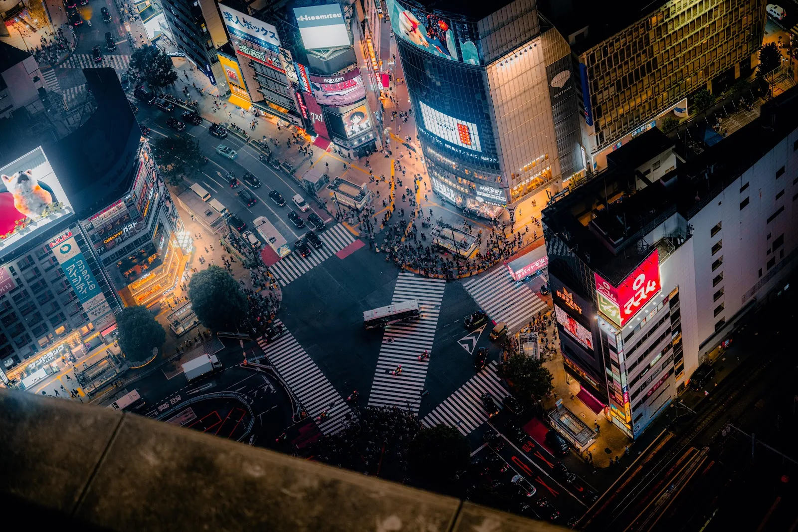 Tokyo Shibuya Scramble At Night - Urban Night Photography 8K Wallpaper (8256x5504)
