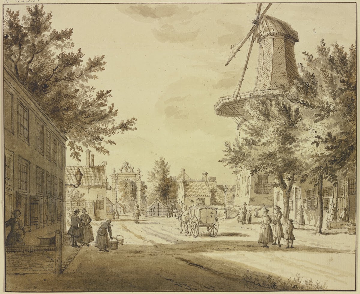 Straßenansicht bei einem Stadttor rechts eine Windmühle