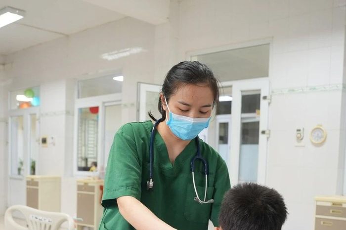 Phối hợp liên tuyến cứu trẻ 10 tuổi ngừng tim, hôn mê do đuối nước. - Báo Tri thức &amp; Cuộc sống