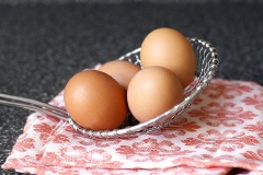 Trứng gà luộc chín, vớt ngay ra tô nước đá, ngâm một lúc rồi bóc vỏ, thái hạt lựu. Cần tây, hành tây, ớt chuông rửa sạch, thái hạt lựu. Ngò tây rửa sạch, băm nhỏ.