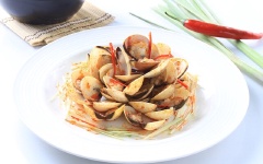 Cho nghêu xào tỏi ớt ra và thưởng thức nóng hổi ngay với cơm trắng nhé.