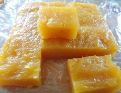 Khi mứt xoài nguội thì cắt nhỏ ra và thưởng thức.