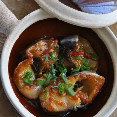 Rắc hành lá cắt nhuyễn, tiêu xay, ớt lên trên. Món cá kho tộ là món ăn thương ăn nhớ. Đặc biệt vào những ngày mưa dầm rả rích, bưng chén cơm trắng với cá kho tộ thì còn gì thú vị hơn! Chúc bạn thành công và ngon miệng với món ăn này nhé!