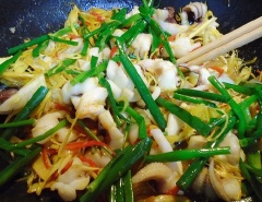Rắc hành lá vào, đảo đều, tắt bếp. Cho món ăn ra đĩa, trang trí tùy thích và dùng với cơm trắng.