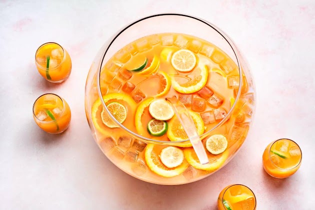 Una ciotola di Planter's Punch con quattro bicchieri pieni di punch