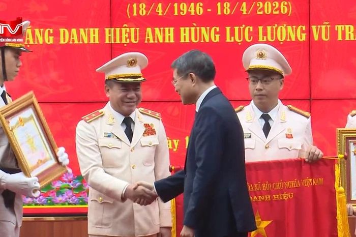 Trung tướng Nguyễn Thanh Tùng - Giám đốc CATP Hà Nội đón nhận danh hiệu Anh hùng Lực lượng vũ trang nhân dân - Chuyên trang An Ninh Thủ Đô - Báo Công an nhân dân