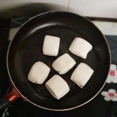 Chuẩn bị bánh bao có thể mua các siêu thị, bỏ ra ngoài tầm 5 phút chiên cho mềm. Rán bánh bao, các bạn nhớ để dầu sôi già hãy đưa vào nha, cho nhiều dầu bánh bao nở sẽ ngon hơn, rán đều hai mặt.