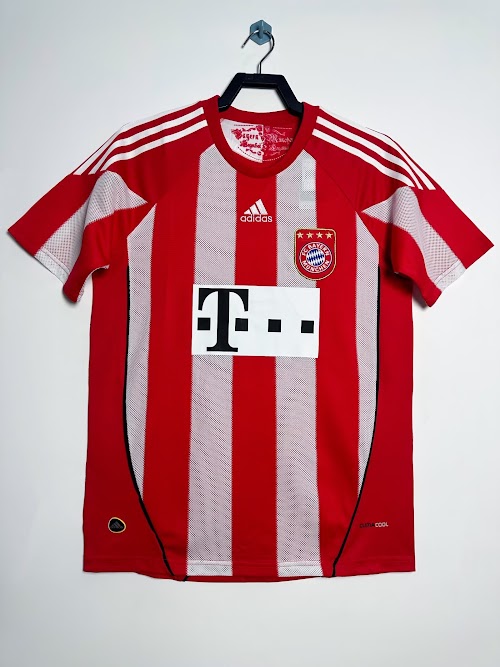 Equipación local del Bayern 2010-11.jpeg