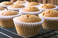 Múc bột vào2/3 khuôn bánh cupcake. Đặt bánh vào lò nướng khoảng 18 - 22 phút. Kiểm tra bằng tăm thấy khô ráo, không dính bột là bánh đã chín. Lấy bánh ra chờ nguội. Khi bánh đã nguội thì bạn có thể trang trí lớp kem với hương vị tùy thích cùng chocolate bào và kẹo choco bên trên nha.