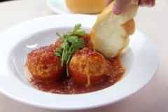 Cho cà chua nhồi ra đĩa, ăn kèm với cơm nóng hoặc bánh mì. Món farcie cà chua đậu hũ này không chỉ ngon mà còn rất tốt cho sức khỏe, thích hợp cho cả ăn gia đình và ăn chay. Những viên cà chua có nhân không bị nát, phủ đều sốt cà hấp dẫn và rất bắt mắt.