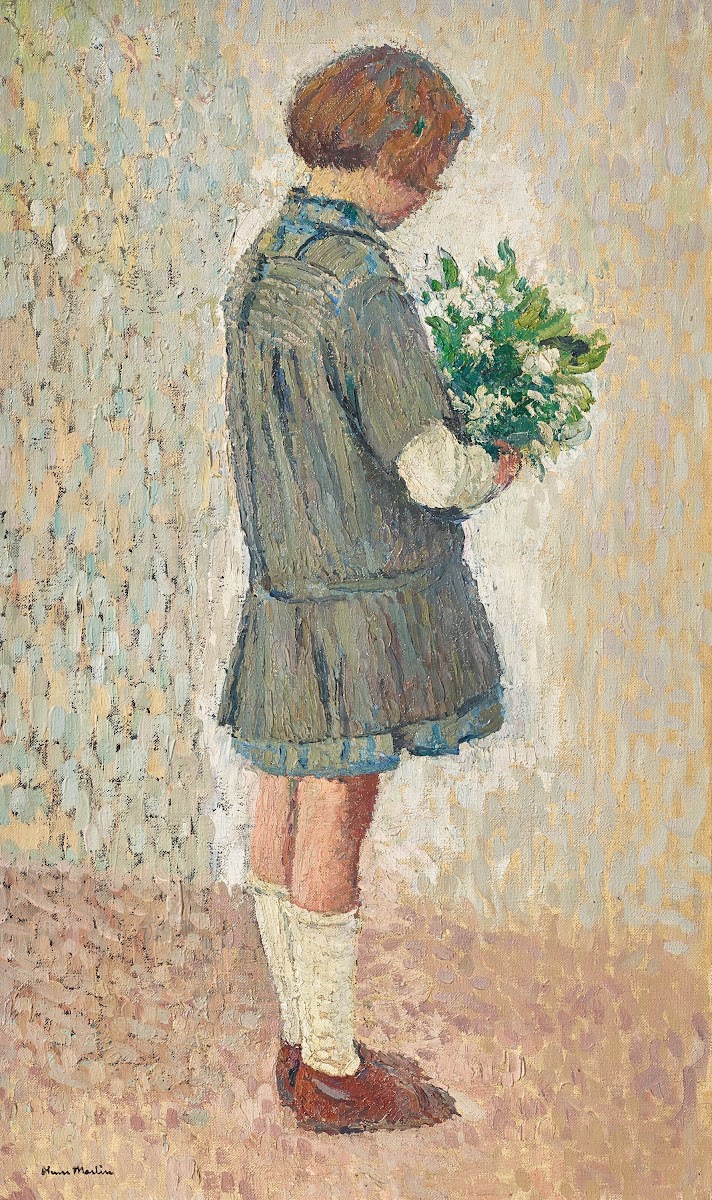 Fillette en tablier décolière tenant un bouquet