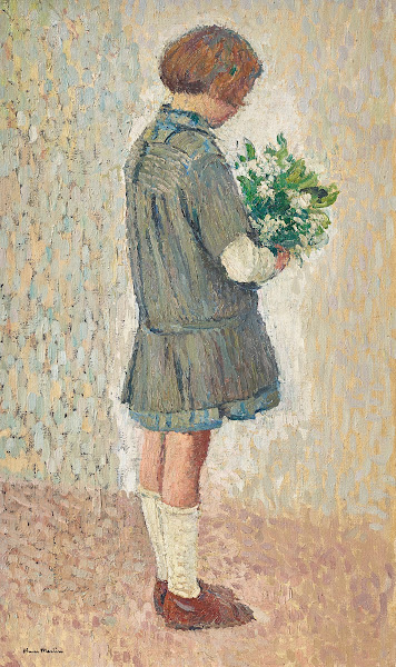 Fillette en tablier décolière tenant un bouquet